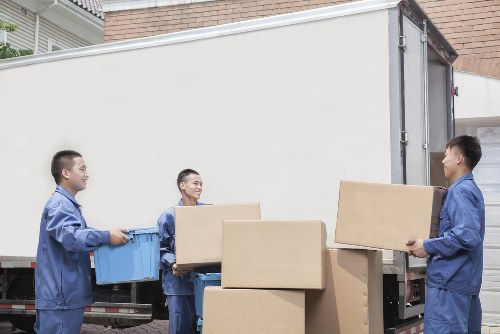 Efficient packing and loading for a same day removal in Brentford